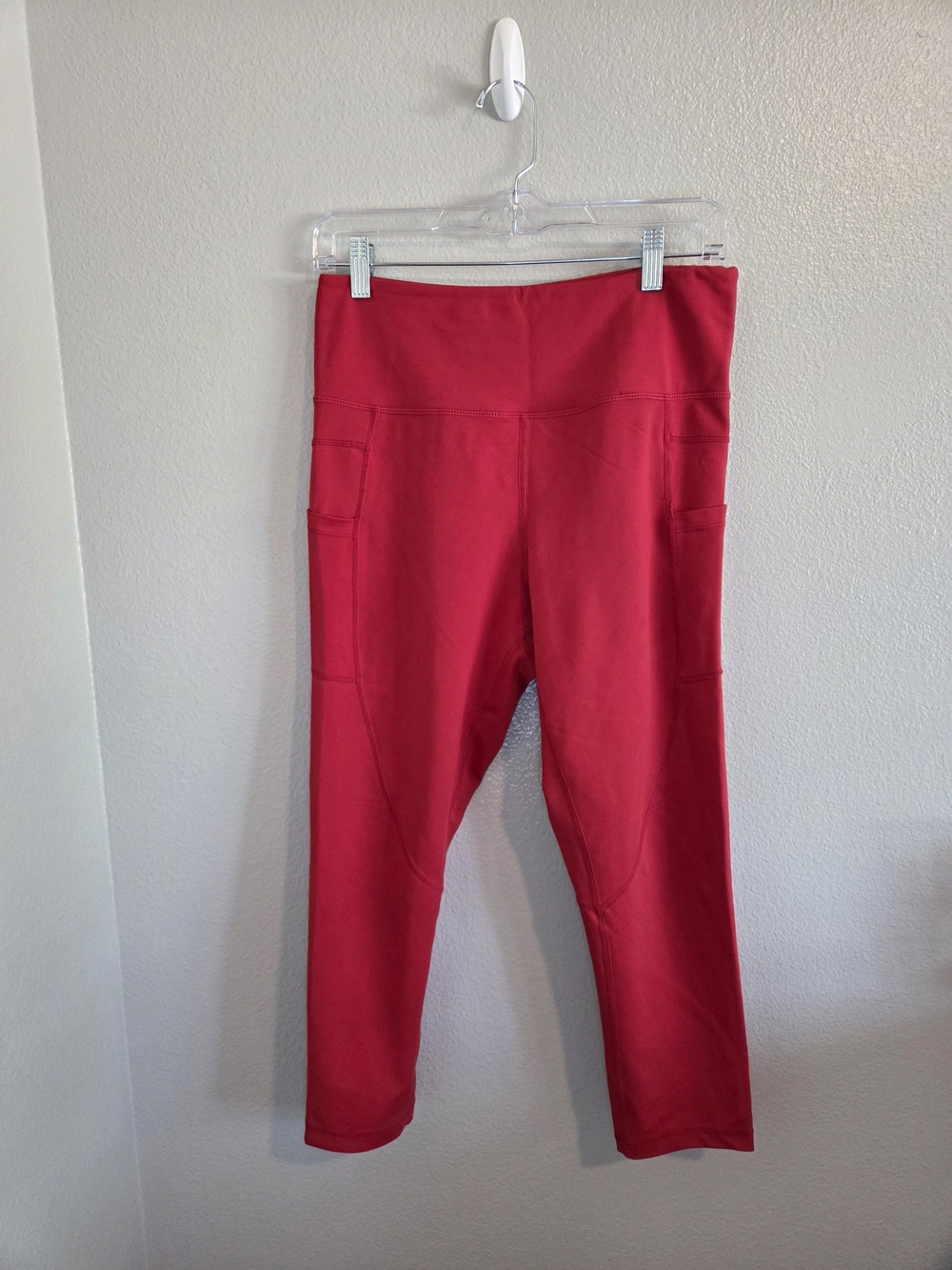 ZYIA Red Cropped Active Capri Pants